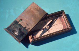 Trågkompass med dekorerat trälock, ca 1800 (mixed media)